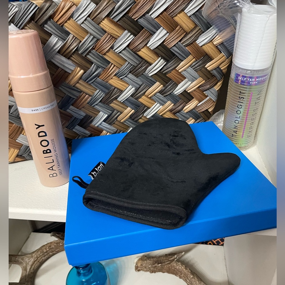 🖤2 New Dark Self Tanners and a b•tan black mitten